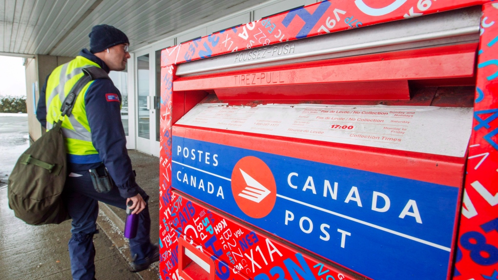 canada-post-worker-1-4212204-1651547002662