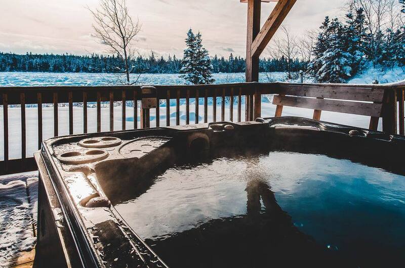 Riverfront Chalets And Rafting Hottub
